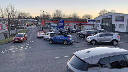 Vor der Einfahrt zur Tankstelle am Hüter Einkaufszentrum bildete sich im fließenden Verkehr auf der Landesstraße L 313 Richtung