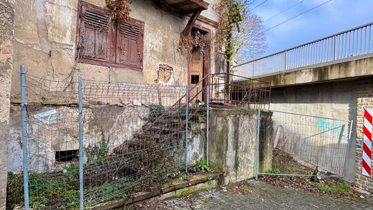 Das Haus in der Rhenser Josefstraße ist von Zäunen umstellt.