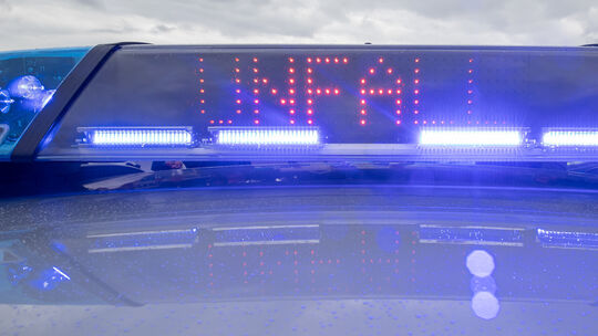 Symbolfoto: Ein Blaulicht auf dem Dach eines Polizeifahrzeugs.