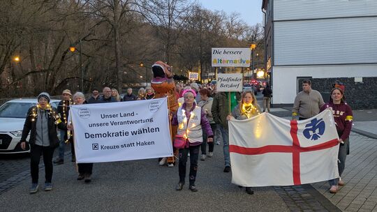 Für Demokratie und Vielfalt haben die Omas gegen Rechts und die Pfadfinder wieder zu einem Lichterspaziergang eingeladen. Rund 3
