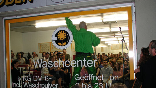 Blick von Außen in den "Nightwash"-Waschsalon in Köln bei einem Auftritt Anfang der 2000er. Blick von Außen in den "Nightwash"-Waschsalon in Köln bei einem Auftritt Anfang der 2000er.