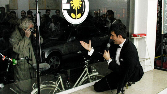 "Nightwash"-Erfinder und -Gastgeber Knacki Deuser interagiert durch die Scheibe des Waschsalons mit einem Zuschauer auf der Stra "Nightwash"-Erfinder und -Gastgeber Knacki Deuser interagiert durch die Scheibe des Waschsalons mit einem Zuschauer auf der Stra