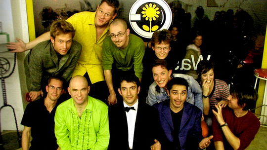 Foto aus dem Nightwash-Archiv aus dem ersten Jahr der Show, 2001. Mitten Drin: Knacki Deuser mit Anzug und Fliege. Foto aus dem Nightwash-Archiv aus dem ersten Jahr der Show, 2001. Mitten Drin: Knacki Deuser mit Anzug und Fliege.