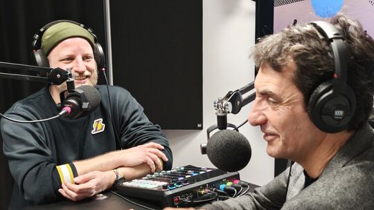 "Nightwash"-Erfinder Knacki Deuser (rechts) mit "RZähl mal!"-Host Christian Mack im Podcast-Studio der Rhein-Zeitung. "Nightwash"-Erfinder Knacki Deuser (rechts) mit "RZähl mal!"-Host Christian Mack im Podcast-Studio der Rhein-Zeitung.