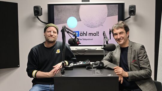 "Nightwash"-Erfinder Knacki Deuser (rechts) mit "RZähl mal!"-Host Christian Mack im Podcast-Studio der Rhein-Zeitung. "Nightwash"-Erfinder Knacki Deuser (rechts) mit "RZähl mal!"-Host Christian Mack im Podcast-Studio der Rhein-Zeitung.