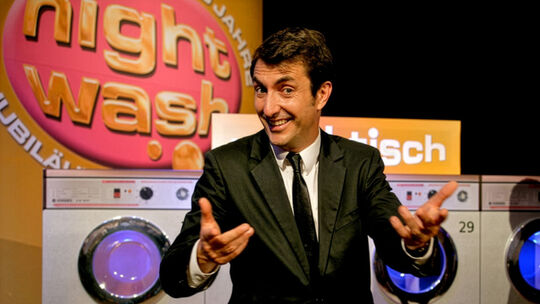 Knacki Deuser posiert vor Waschmaschinen für die Kamera. Knacki Deuser posiert vor Waschmaschinen für die Kamera.