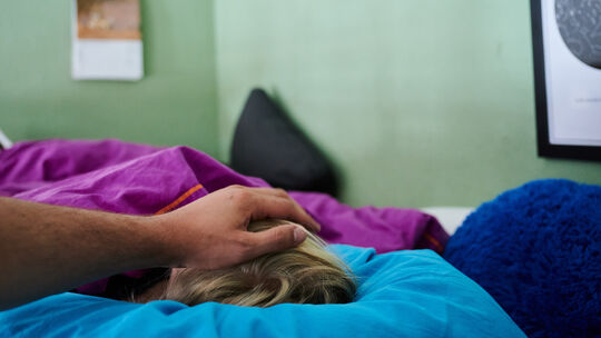 Kinder mit der Diagnose ME/CFS sind oft erschöpft. Im schlimmsten Fall können sie nicht einmal mehr das Bett verlassen.