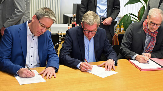 Frank-Michael Uhle (Klimaschutzmanager und Geschäftsführer der Energiegesellschaft Rhein-Hunsrück ERH, von links), Dirk Gottscha