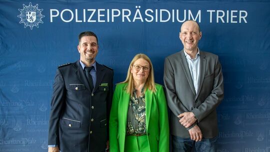 v.l.n.r. PHK Volker Pöhlchen, Polizeipräsidentin Anja Rakowski, EPHK Georg Bührmann