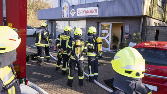 Mehrere Feuerwehrkräfte rückten zu einem Brand an die Jahnstraße in Bad Marienberg aus.