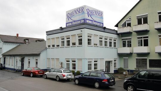 Das Rhenser-Verwaltungsgebäude – Der Mineralbrunnen geht erneut in ein Insolvenzverfahren.