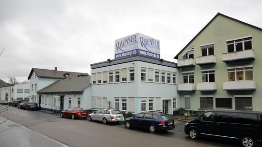 Das Rhenser-Verwaltungsgebäude: Der Mineralbrunnen geht erneut in ein Insolvenzverfahren.