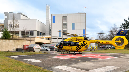 Das Franziskus-Krankenhaus in Linz verfügt über einen Landeplatz für Rettungshubschrauber, der auch nachts angeflogen werden dar
