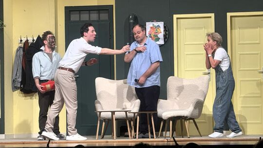 Lautstarke Auseinandersetzungen begleiten den erneuten Einzug der Söhne in das Elternhaus.