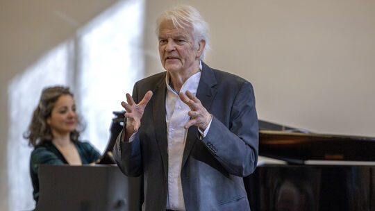 Der Bassbariton Ulrich Schütte und die Pianistin Ainóa Padrón führten „Die 13 Monate“, einen Lieder-Zyklus von Edmund Nick nach