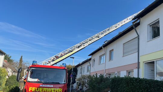 Über die Drehleiter wurde nach dem Löschen von oben mit der Wärmebildkamera kontrolliert, ob noch Brandherde im Haus waren.
