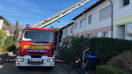 Über die Drehleiter wurde nach dem Löschen von oben mit der Wärmebildkamera kontrolliert, ob noch Brandherde im Haus waren.