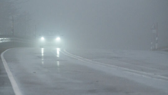 Tückisch: Nebelbänke bauen sich aus dem Nichts auf, sie sorgen für schwierige Sichtverhältnisse auf den Straßen.