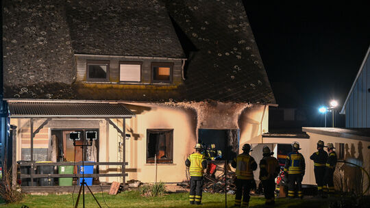 Wohnhausbrand in Kastellaun: Das Feuer breitete sich im Erdgeschoss in den in Richtung des Gartens gelegenen Zimmern aus.