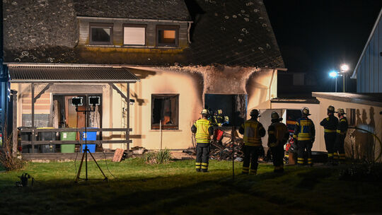 Wohnhausbrand in Kastellaun: Das Feuer breitete sich im Erdgeschoss in den in Richtung des Gartens gelegenen Zimmern aus.