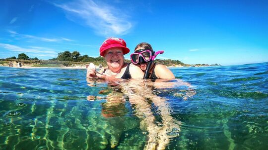 Oma und ihre Enkelin schwimmen gemeinsam in der Ostsee
