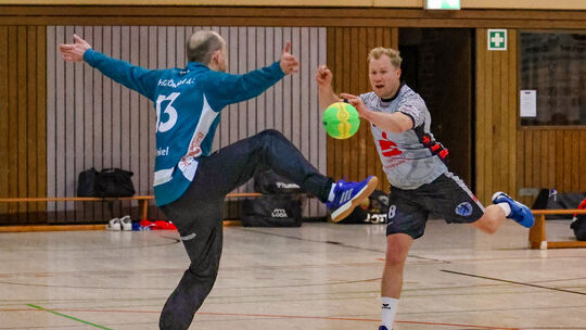 Sechs mal brachte Daniel Sörger (rechts) den Ball an Römerwalls Keepern (hier Fabian Unkel) vorbei im Gästetor unter. Am Ende re