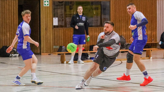 Die HSG Roemerwall (links Konstantin Hramov, rechts Vahidin Dzambic) überzeugte gegen die HSG Westerwald (in Aktion Sebastian Fr