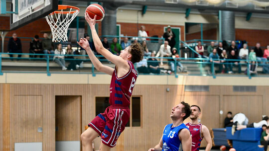 Niclas Fuß (am Ball) war mit 25 Punkten erfolgreichster Korbjäger in Reihen des BBC Montabaur, der gegen Trier II erst spät auf