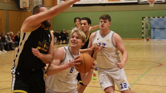 Mit 62:47 gewannen die Horchheimer Basketballer (in Weiß) im November ihr Heimspiel gegen den TV Illingen, am Samstag steigt nun