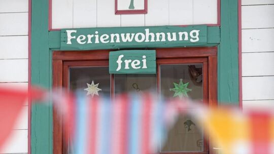 Die Balance zwischen dem Wohnungsangebot und Ferienwohnungen herzustellen, ist ein Thema in Bernkastel-Kues (Symbolbild).