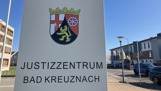 Weil er drei Jungen zum Teil sexuell missbraucht haben soll, muss sich ein 37-jähriger Kirner vor dem Landgericht verantworten.