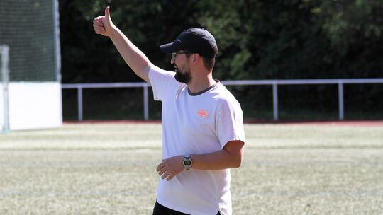 Daumen nach oben: Enes Özbek wird den SV Windhagen auch in der kommenden Saison gemeinsam mit seinem Co-Trainer Christian Fuchs