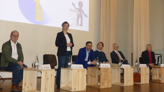 In der Aula des Stadtmauer-Gymnasiums diskutierten (von links) Franz Preis (Grüne), Claudia Eider (SPD), Philipp Fernis (FDP), T
