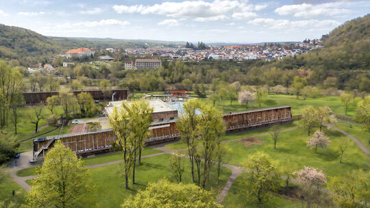 Diese Visualisierung zeigt das Landschaftsbild im Salinental mit einem von der Naheseite her um 70 Meter verkürzten Gradierwerk