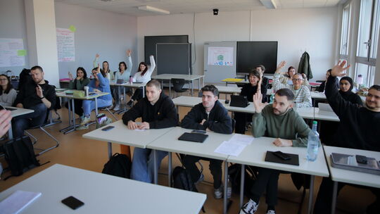 Mit angehenden Erzieherinnen und Erziehern an der Julius-Wegeler-Schule hat unsere Zeitung über die Landtagswahl und die Politik