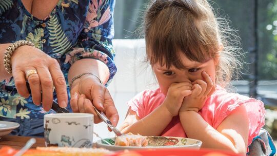 Ein Kleinkind mag sein Essen nicht