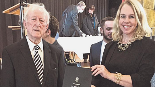 2020 ernannte Oberbürgermeisterin Heike Kaster-Meurer (rechts) Hans Jöckel zum Ehrenbürger der Stadt.