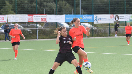 Lilli Dietrich (rechts, am Ball) gehört beim SV Diez-Freiendiez zu den aus dem Nachwuchs aufrückenden viel versprechenden Talent