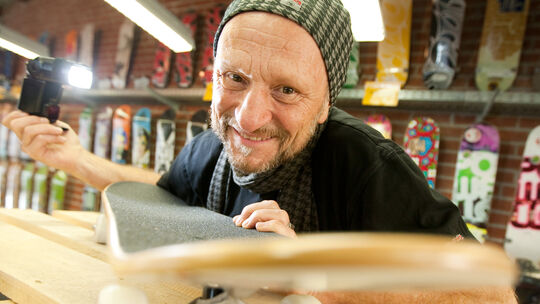 Der Münsteraner Skateboard-Pionier Titus Dittmann hat ein Kinderbuch geschrieben, aus dem er erstmal in Freudenberg öffentlich v