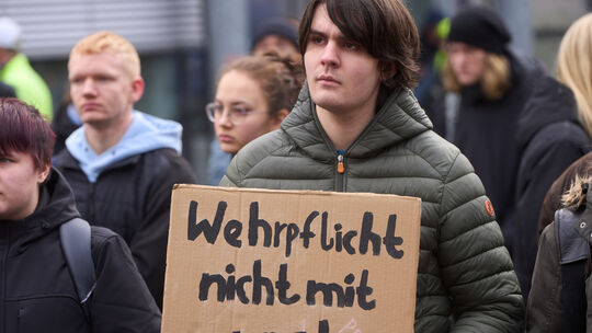 Bei einem Schulstreik gegen die Wiedereinführung der Wehrpflicht haben sich im Dezember 2025 in Koblenz rund 200 Schüler beteili