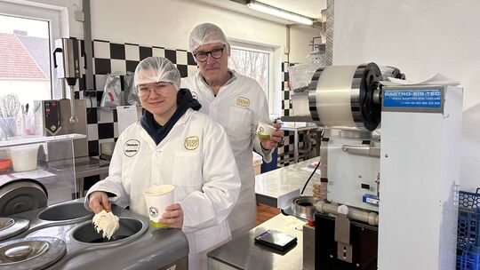 Guido Schmitz und Tochter Laura Kerber von Westwood Icecream beim Abfüllen ihres Westerwälder Eises. Für die Leser unserer Zeitu