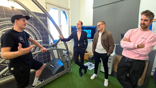 3Vision in Mendig: Max Rohde, Gesunheitsminister Clemens Hoch, Tim Siekmann und Simon Schumacher (von links).