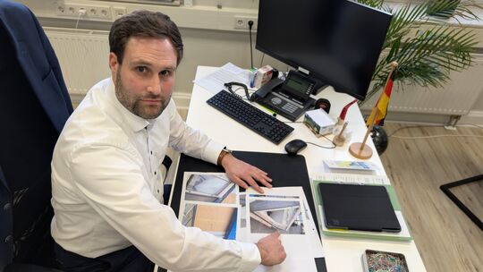 In einem Leitz-Ordner sammelt Stadtbürgermeister Johannes Behner (CDU) Nachweise von Vandalismus in der Innenstadt.