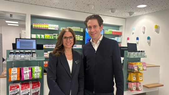 Nadine und Jan-Niklas Francke führen seit 2009 gemeinsam die Rosenapotheke in Emmelshausen.