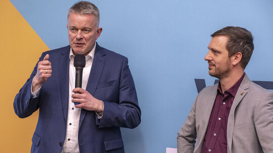 CDU-Spitzenkandidat Gordon Schnieder (links) stellte im Foyer der Bopparder Stadthalle die Eckpunkte seiner Politik dar, die er