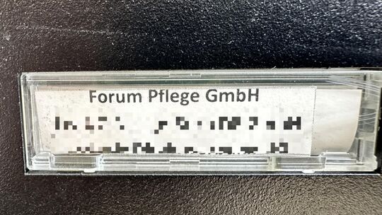 Im Aubachviertel war die Forum Pflege GmbH beheimatet. Sichtbar wird dies nur durch ein Schild am Briefkasten, den sich zwei wei