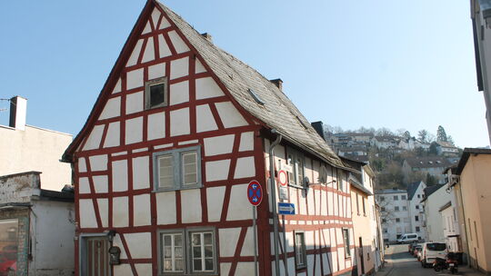 Bei diesem Haus an der Ecke Marktstraße/Mühlgasse soll das Dach saniert werden. Das Vorhaben wurde jetzt im Bauausschuss der Sta