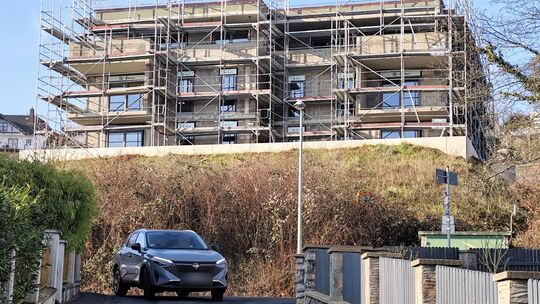 Im Hang oberhalb der Brandenburger Straße wurde für den Neubau ein Plateau aufgeschüttet.