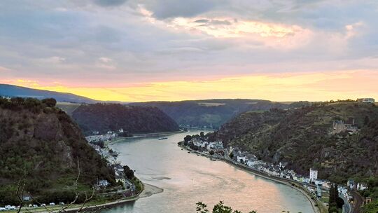 Der Ausblick vom Gelände der Loreley-Freilichtbühne in Mittelrheintal: Dort soll die Bundesgartenschau 2029 in drei Jahren an be