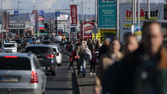 Anlässlich des Gewerbeparkfests in Mülheim-Kärlich ist die Industriestraße mit ungewöhnlich vielen Fußgängern bevölkert.